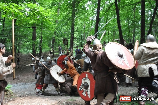 Zdjęcie w galerii na portalu naszraciborz.pl: Manewry wojów w lesie Obora. Stoczono kilka potyczek. Bez przelewek wiadomości z regionu