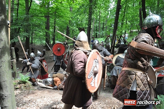 Zdjęcie w galerii na portalu naszraciborz.pl: Manewry wojów w lesie Obora. Stoczono kilka potyczek. Bez przelewek wiadomości z regionu