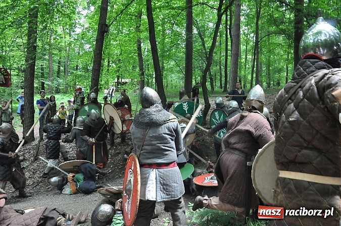Zdjęcie w galerii na portalu naszraciborz.pl: Manewry wojów w lesie Obora. Stoczono kilka potyczek. Bez przelewek wiadomości z regionu