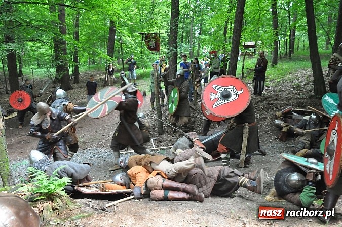 Zdjęcie w galerii na portalu naszraciborz.pl: Manewry wojów w lesie Obora. Stoczono kilka potyczek. Bez przelewek wiadomości z regionu