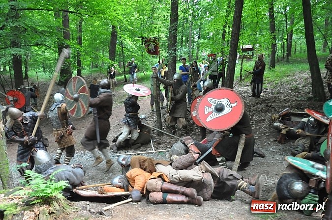Zdjęcie w galerii na portalu naszraciborz.pl: Manewry wojów w lesie Obora. Stoczono kilka potyczek. Bez przelewek wiadomości z regionu
