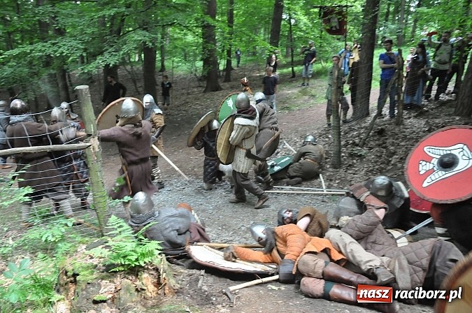 Zdjęcie w galerii na portalu naszraciborz.pl: Manewry wojów w lesie Obora. Stoczono kilka potyczek. Bez przelewek wiadomości z regionu