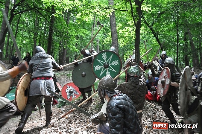 Zdjęcie w galerii na portalu naszraciborz.pl: Manewry wojów w lesie Obora. Stoczono kilka potyczek. Bez przelewek wiadomości z regionu