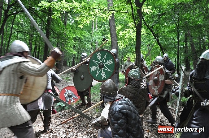 Zdjęcie w galerii na portalu naszraciborz.pl: Manewry wojów w lesie Obora. Stoczono kilka potyczek. Bez przelewek wiadomości z regionu
