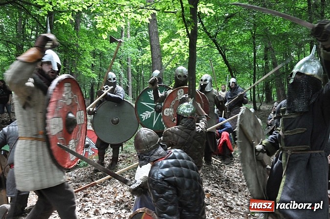 Zdjęcie w galerii na portalu naszraciborz.pl: Manewry wojów w lesie Obora. Stoczono kilka potyczek. Bez przelewek wiadomości z regionu