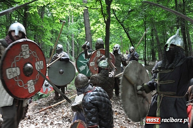 Zdjęcie w galerii na portalu naszraciborz.pl: Manewry wojów w lesie Obora. Stoczono kilka potyczek. Bez przelewek wiadomości z regionu