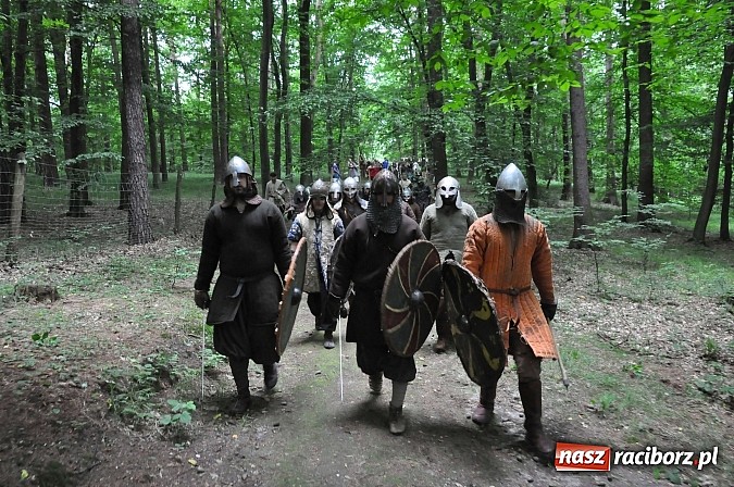 Zdjęcie w galerii na portalu naszraciborz.pl: Manewry wojów w lesie Obora. Stoczono kilka potyczek. Bez przelewek wiadomości z regionu