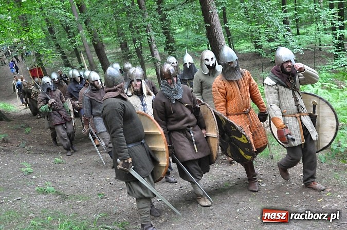 Zdjęcie w galerii na portalu naszraciborz.pl: Manewry wojów w lesie Obora. Stoczono kilka potyczek. Bez przelewek wiadomości z regionu