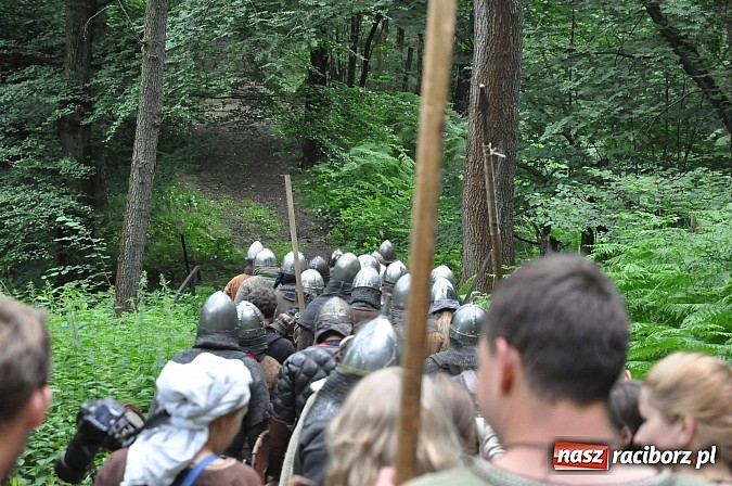 Zdjęcie w galerii na portalu naszraciborz.pl: Manewry wojów w lesie Obora. Stoczono kilka potyczek. Bez przelewek wiadomości z regionu