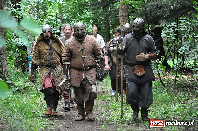 Zdjęcie w galerii na portalu naszraciborz.pl: Manewry wojów w lesie Obora. Stoczono kilka potyczek. Bez przelewek wiadomości z regionu