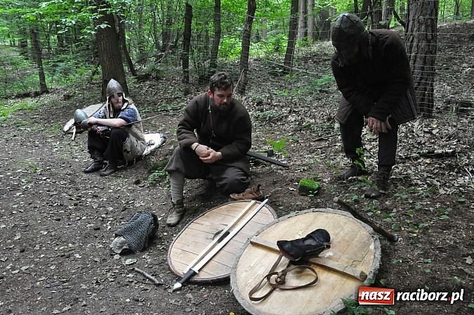Zdjęcie w galerii na portalu naszraciborz.pl: Manewry wojów w lesie Obora. Stoczono kilka potyczek. Bez przelewek wiadomości z regionu