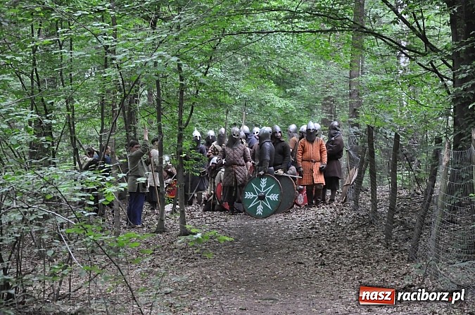 Zdjęcie w galerii na portalu naszraciborz.pl: Manewry wojów w lesie Obora. Stoczono kilka potyczek. Bez przelewek wiadomości z regionu