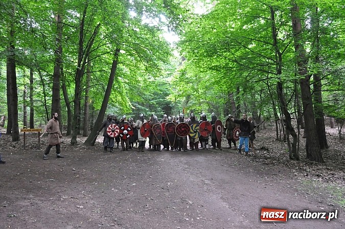 Zdjęcie w galerii na portalu naszraciborz.pl: Manewry wojów w lesie Obora. Stoczono kilka potyczek. Bez przelewek wiadomości z regionu