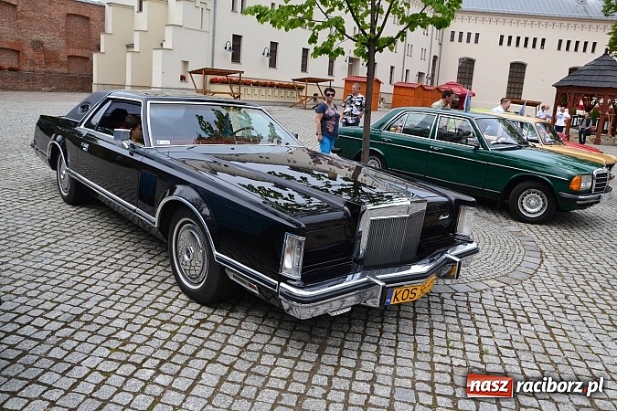 Zdjęcie w galerii na portalu naszraciborz.pl: Uczestnicy VIII Zlotu Pojazdów Zabytkowych zawitali na Zamek Piastowski w Raciborzu wiadomości z regionu