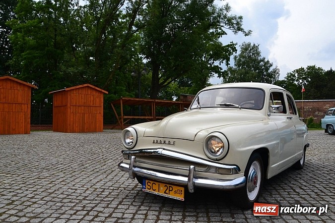 Zdjęcie w galerii na portalu naszraciborz.pl: Uczestnicy VIII Zlotu Pojazdów Zabytkowych zawitali na Zamek Piastowski w Raciborzu wiadomości z regionu