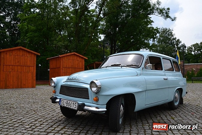 Zdjęcie w galerii na portalu naszraciborz.pl: Uczestnicy VIII Zlotu Pojazdów Zabytkowych zawitali na Zamek Piastowski w Raciborzu wiadomości z regionu