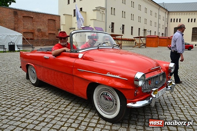 Zdjęcie w galerii na portalu naszraciborz.pl: Uczestnicy VIII Zlotu Pojazdów Zabytkowych zawitali na Zamek Piastowski w Raciborzu wiadomości z regionu