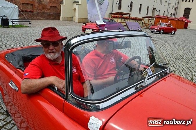 Zdjęcie w galerii na portalu naszraciborz.pl: Uczestnicy VIII Zlotu Pojazdów Zabytkowych zawitali na Zamek Piastowski w Raciborzu wiadomości z regionu