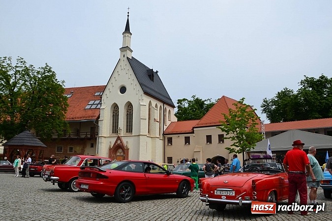 Zdjęcie w galerii na portalu naszraciborz.pl: Uczestnicy VIII Zlotu Pojazdów Zabytkowych zawitali na Zamek Piastowski w Raciborzu wiadomości z regionu