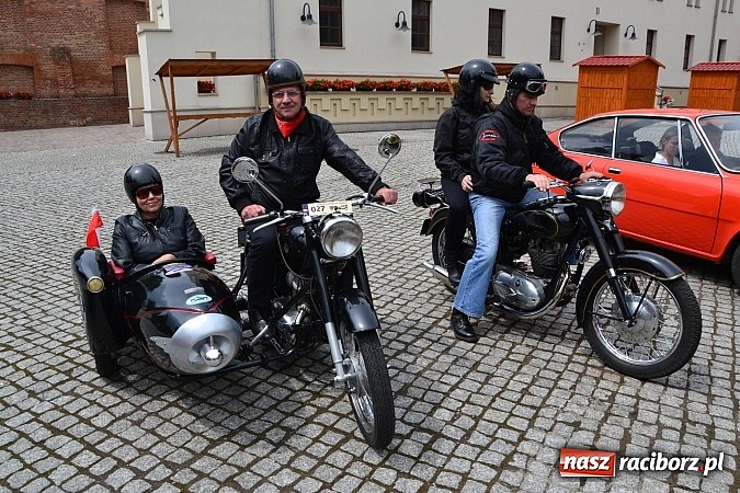 Zdjęcie w galerii na portalu naszraciborz.pl: Uczestnicy VIII Zlotu Pojazdów Zabytkowych zawitali na Zamek Piastowski w Raciborzu wiadomości z regionu