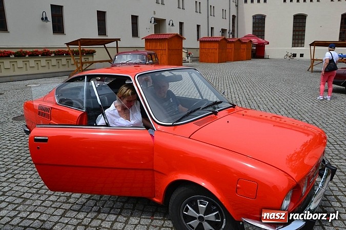 Zdjęcie w galerii na portalu naszraciborz.pl: Uczestnicy VIII Zlotu Pojazdów Zabytkowych zawitali na Zamek Piastowski w Raciborzu wiadomości z regionu