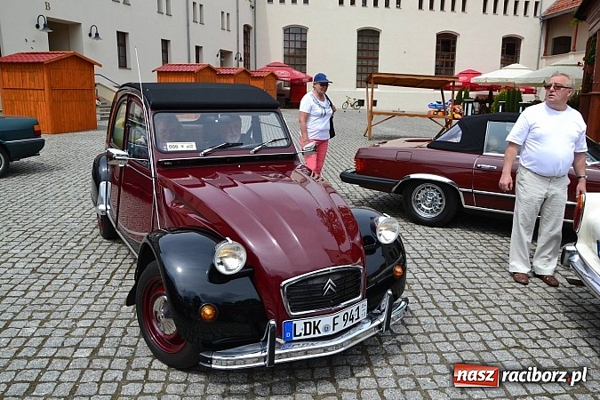 Zdjęcie w galerii na portalu naszraciborz.pl: Uczestnicy VIII Zlotu Pojazdów Zabytkowych zawitali na Zamek Piastowski w Raciborzu wiadomości z regionu