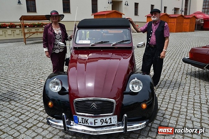 Zdjęcie w galerii na portalu naszraciborz.pl: Uczestnicy VIII Zlotu Pojazdów Zabytkowych zawitali na Zamek Piastowski w Raciborzu wiadomości z regionu