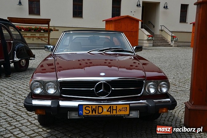 Zdjęcie w galerii na portalu naszraciborz.pl: Uczestnicy VIII Zlotu Pojazdów Zabytkowych zawitali na Zamek Piastowski w Raciborzu wiadomości z regionu