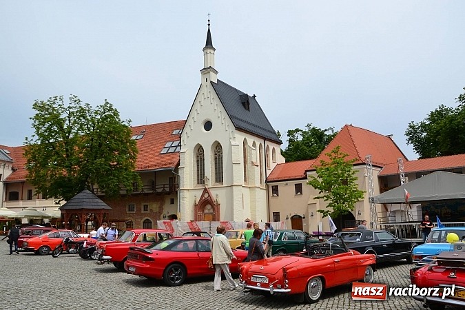 Zdjęcie w galerii na portalu naszraciborz.pl: Uczestnicy VIII Zlotu Pojazdów Zabytkowych zawitali na Zamek Piastowski w Raciborzu wiadomości z regionu