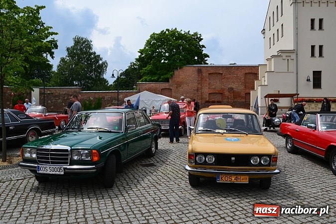 Zdjęcie w galerii na portalu naszraciborz.pl: Uczestnicy VIII Zlotu Pojazdów Zabytkowych zawitali na Zamek Piastowski w Raciborzu wiadomości z regionu
