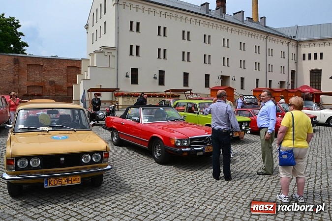 Zdjęcie w galerii na portalu naszraciborz.pl: Uczestnicy VIII Zlotu Pojazdów Zabytkowych zawitali na Zamek Piastowski w Raciborzu wiadomości z regionu