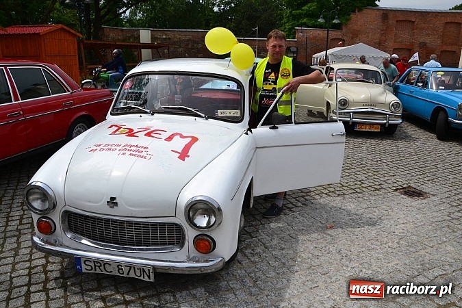 Zdjęcie w galerii na portalu naszraciborz.pl: Uczestnicy VIII Zlotu Pojazdów Zabytkowych zawitali na Zamek Piastowski w Raciborzu wiadomości z regionu