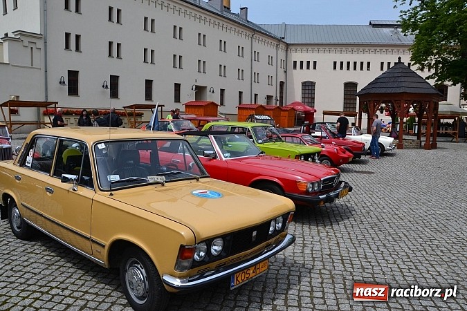 Zdjęcie w galerii na portalu naszraciborz.pl: Uczestnicy VIII Zlotu Pojazdów Zabytkowych zawitali na Zamek Piastowski w Raciborzu wiadomości z regionu