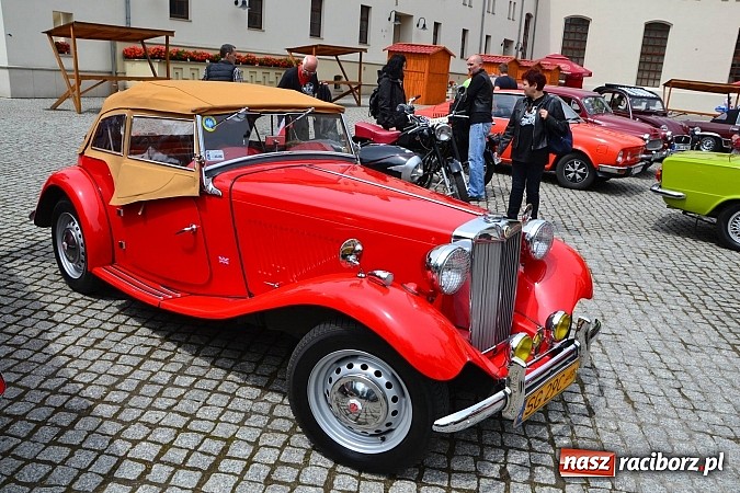 Zdjęcie w galerii na portalu naszraciborz.pl: Uczestnicy VIII Zlotu Pojazdów Zabytkowych zawitali na Zamek Piastowski w Raciborzu wiadomości z regionu