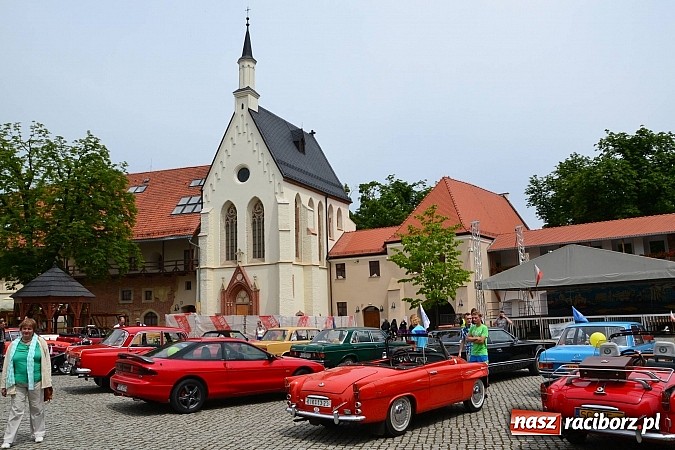 Zdjęcie w galerii na portalu naszraciborz.pl: Uczestnicy VIII Zlotu Pojazdów Zabytkowych zawitali na Zamek Piastowski w Raciborzu wiadomości z regionu