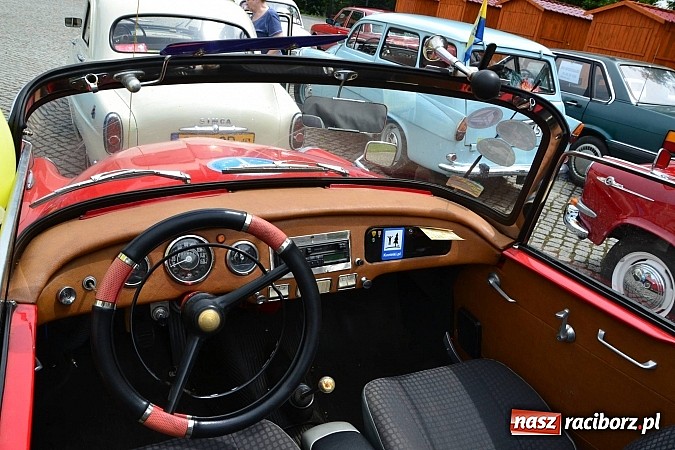 Zdjęcie w galerii na portalu naszraciborz.pl: Uczestnicy VIII Zlotu Pojazdów Zabytkowych zawitali na Zamek Piastowski w Raciborzu wiadomości z regionu