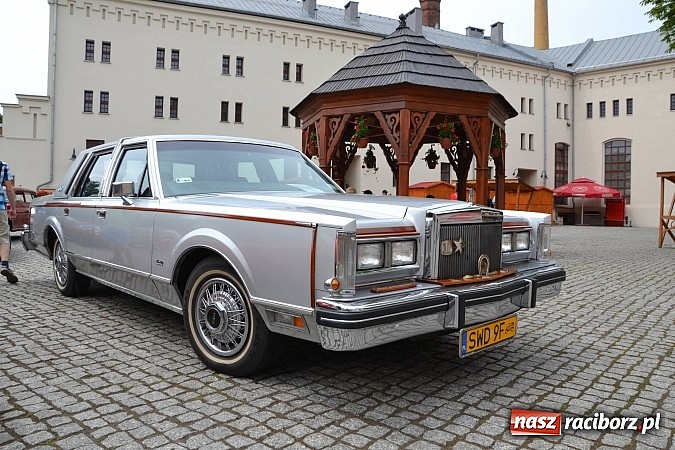 Zdjęcie w galerii na portalu naszraciborz.pl: Uczestnicy VIII Zlotu Pojazdów Zabytkowych zawitali na Zamek Piastowski w Raciborzu wiadomości z regionu