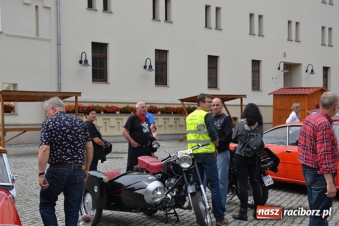 Zdjęcie w galerii na portalu naszraciborz.pl: Uczestnicy VIII Zlotu Pojazdów Zabytkowych zawitali na Zamek Piastowski w Raciborzu wiadomości z regionu