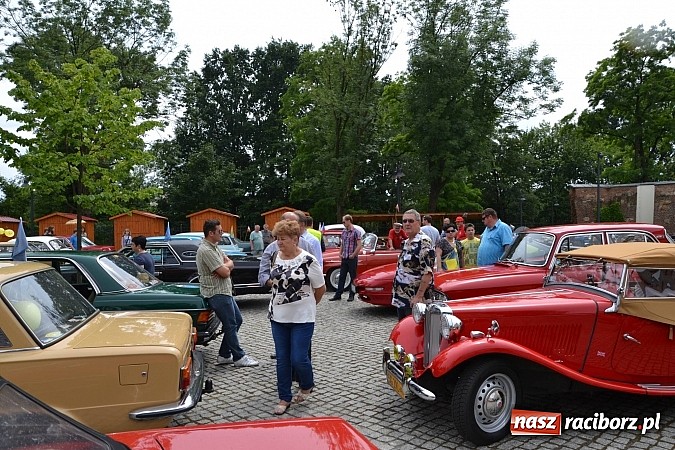 Zdjęcie w galerii na portalu naszraciborz.pl: Uczestnicy VIII Zlotu Pojazdów Zabytkowych zawitali na Zamek Piastowski w Raciborzu wiadomości z regionu