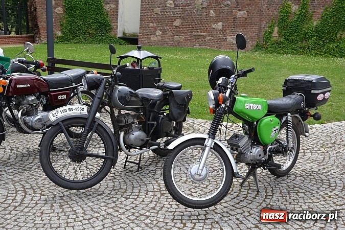 Zdjęcie w galerii na portalu naszraciborz.pl: Uczestnicy VIII Zlotu Pojazdów Zabytkowych zawitali na Zamek Piastowski w Raciborzu wiadomości z regionu