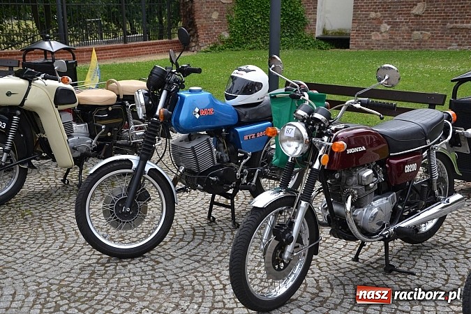 Zdjęcie w galerii na portalu naszraciborz.pl: Uczestnicy VIII Zlotu Pojazdów Zabytkowych zawitali na Zamek Piastowski w Raciborzu wiadomości z regionu