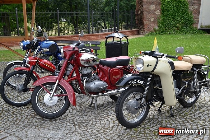 Zdjęcie w galerii na portalu naszraciborz.pl: Uczestnicy VIII Zlotu Pojazdów Zabytkowych zawitali na Zamek Piastowski w Raciborzu wiadomości z regionu