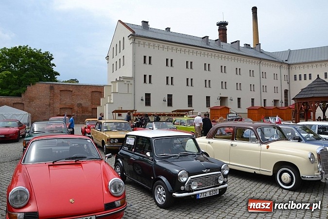 Zdjęcie w galerii na portalu naszraciborz.pl: Uczestnicy VIII Zlotu Pojazdów Zabytkowych zawitali na Zamek Piastowski w Raciborzu wiadomości z regionu