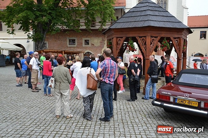 Zdjęcie w galerii na portalu naszraciborz.pl: Uczestnicy VIII Zlotu Pojazdów Zabytkowych zawitali na Zamek Piastowski w Raciborzu wiadomości z regionu