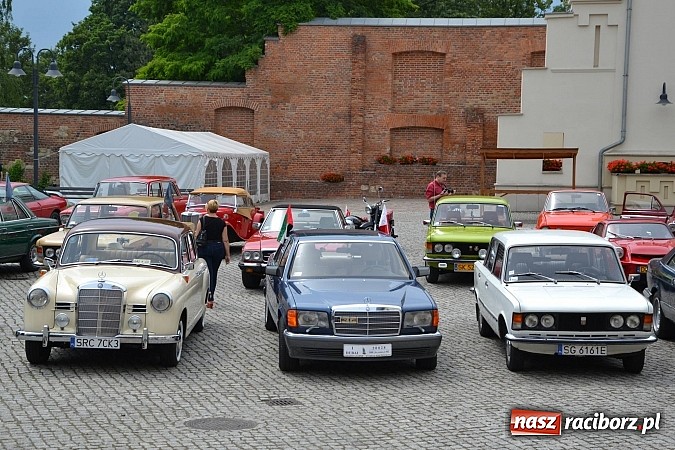 Zdjęcie w galerii na portalu naszraciborz.pl: Uczestnicy VIII Zlotu Pojazdów Zabytkowych zawitali na Zamek Piastowski w Raciborzu wiadomości z regionu