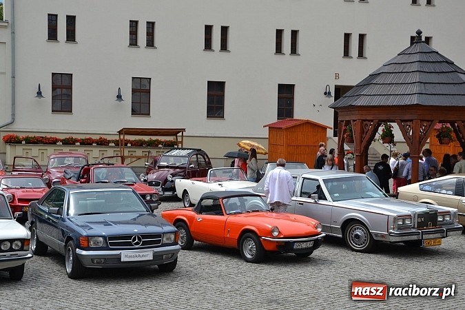 Zdjęcie w galerii na portalu naszraciborz.pl: Uczestnicy VIII Zlotu Pojazdów Zabytkowych zawitali na Zamek Piastowski w Raciborzu wiadomości z regionu