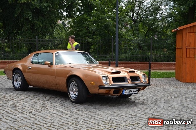 Zdjęcie w galerii na portalu naszraciborz.pl: Uczestnicy VIII Zlotu Pojazdów Zabytkowych zawitali na Zamek Piastowski w Raciborzu wiadomości z regionu