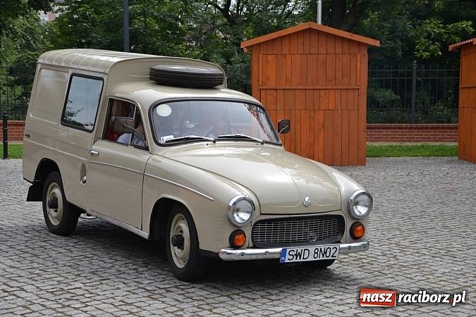 Zdjęcie w galerii na portalu naszraciborz.pl: Uczestnicy VIII Zlotu Pojazdów Zabytkowych zawitali na Zamek Piastowski w Raciborzu wiadomości z regionu