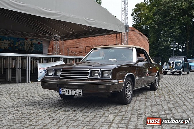 Zdjęcie w galerii na portalu naszraciborz.pl: Uczestnicy VIII Zlotu Pojazdów Zabytkowych zawitali na Zamek Piastowski w Raciborzu wiadomości z regionu