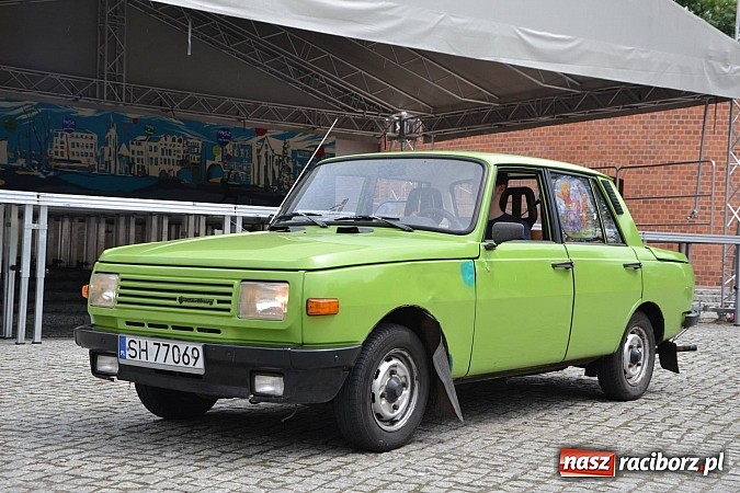 Zdjęcie w galerii na portalu naszraciborz.pl: Uczestnicy VIII Zlotu Pojazdów Zabytkowych zawitali na Zamek Piastowski w Raciborzu wiadomości z regionu